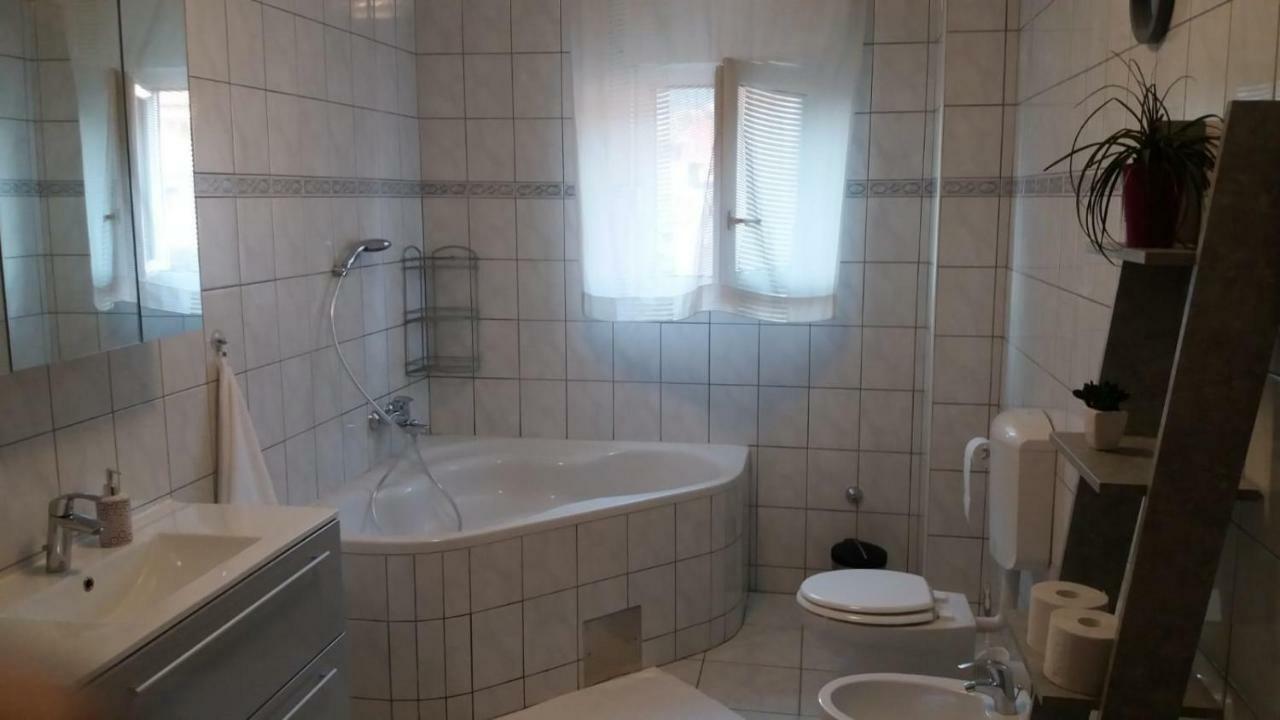 Apartman Teklic Kastela Luaran gambar