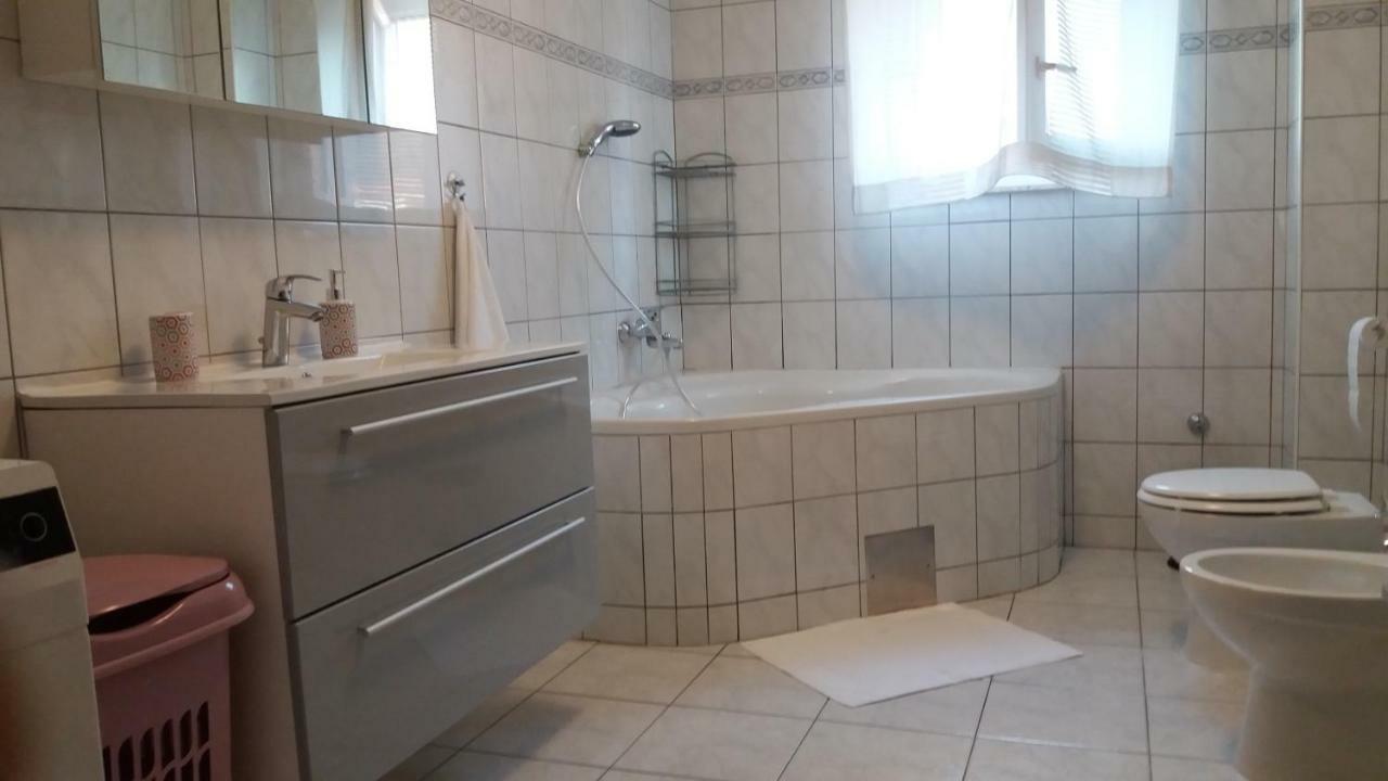 Apartman Teklic Kastela Luaran gambar